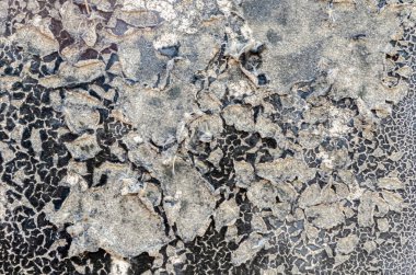 Boya, serin bir alandaki eski bir duvarı söküyor..