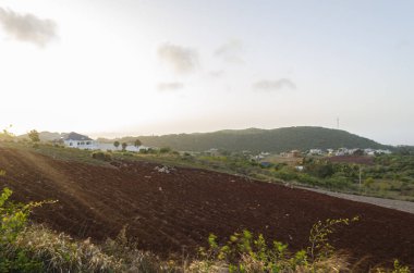 Sabah güneş ışınları tarlaya vurur tarlaya vurulan kırmızı toprak toprak üzerinde tarıma hazırlanmak için.. 