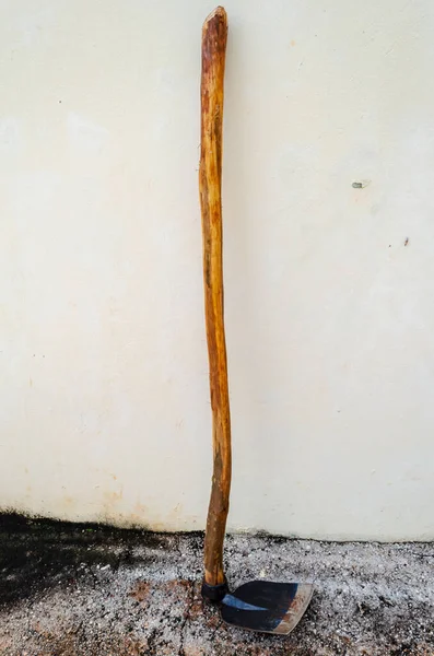 Black Hoe Long Wooden Stick Leaning Wall — Foto Stock