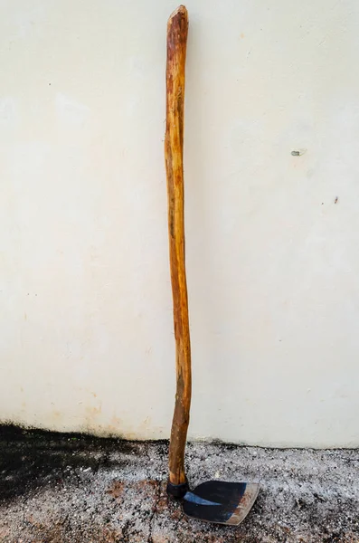 Black Hoe Long Wooden Stick Leaning Wall — Photo