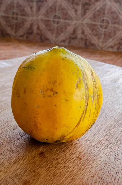 Hel Gul Mogen Papaya Sitter Skiktyta — Stockfoto