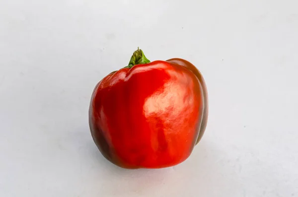 Eine Isolierte Reife Paprika Befindet Sich Auf Einer Weißen Oberfläche — Stockfoto