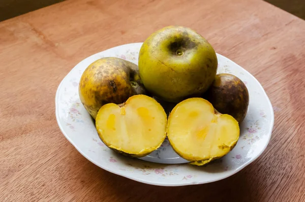 Κίτρινα Ώριμα Λευκά Φρούτα Σάποτε Βρίσκονται Ένα Πιάτο Πάνω Ένα — Φωτογραφία Αρχείου