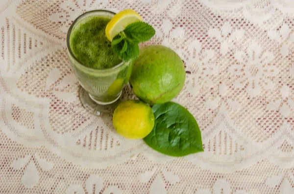 You Looking Glass Filled Spinach Guava Smoothie Garnished Lime Slice — Fotografia de Stock