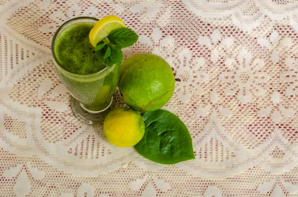 You Looking Glass Filled Spinach Guava Smoothie Garnished Lime Slice — Fotografia de Stock