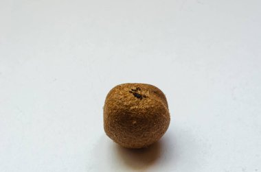 İzole edilmiş, yuvarlak bir elma tohumu beyaz bir yüzeyde..