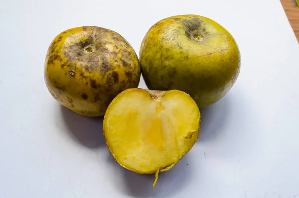 Zwei Ganze Weiße Sapote Und Ein Querschnitt Auf Einer Weißen — Stockfoto