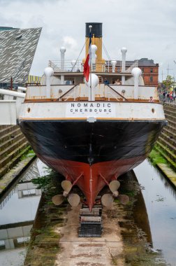 Belfast, N.Ireland- 4 Eylül 2021 Belfast 'taki Titanik Müzesi yakınlarındaki Göçebe Çerbough teknesi.