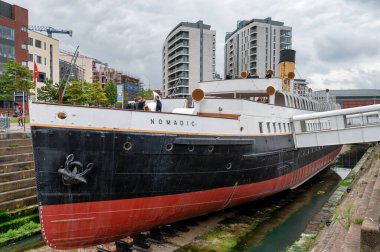 Belfast, N.Ireland- 4 Eylül 2021 Belfast 'taki Titanik Müzesi yakınlarındaki Göçebe Çerbough teknesi.