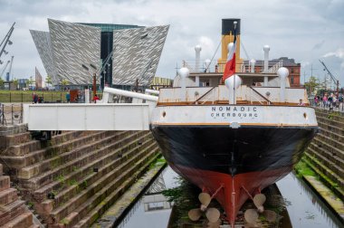 Belfast, N.Ireland- 4 Eylül 2021 Belfast 'taki Titanik Müzesi yakınlarındaki Göçebe Çerbough teknesi.