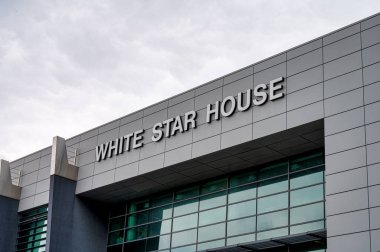 Belfast, N.Ireland- 4 Eylül 2021 Belfast limanındaki Beyaz Yıldız Sarayı ofis binası.
