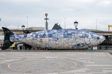 Belfast, N.Ireland- 4 Eylül 2021 Belfast 'ta Büyük Balık olarak da bilinen Bilgi Somonu..