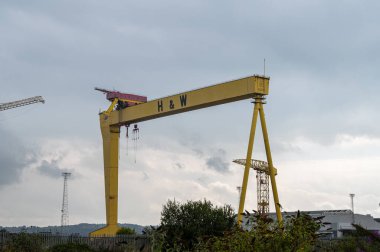 Belfast, N.Ireland- 4 Eylül 2021: Harland & Wolff Samson ve Goliath Belfast 'ta gemi yapımı vinç