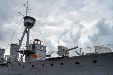 Belfast, N.Ireland- 4 Eylül 2021 Belfast limanındaki HMS Caroline Kraliyet Donanma Ulusal Müzesi 'nin en üst güvertesi ve silahları..