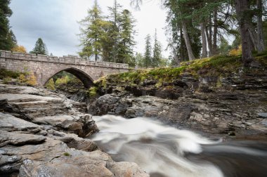 Cairngorms Dağları 'ndaki Dee nehrinin üzerinden geçen taş köprü.