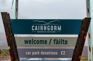 Cairngorm, İskoçya- 18 Ekim 2021: Kayak kulubesinin otoparkının girişindeki Cairngorm Dağı İskoçya 'nın ana işareti