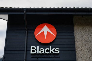 Aviemore, İskoçya- 18 Ekim 2021: Aviemore 'daki Siyahlar için açık giyim mağazası tabelası