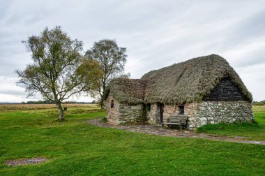 Culloden, İskoçya- 19 Ekim 2021: İskoçya 'daki Culloden Savaş Alanındaki sazdan yapılmış kulübe