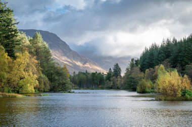 Glencoe Lochan 'daki İskoçya' nın doğal manzarası.