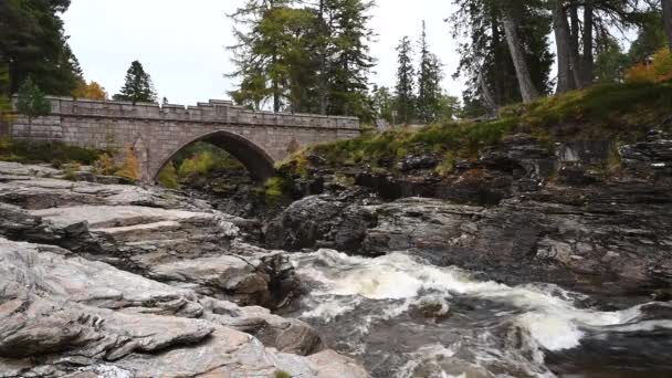 Nagranie Wideo Kamiennego Mostu Nad Szybko Płynącym Strumieniem Szkockich Górach — Wideo stockowe