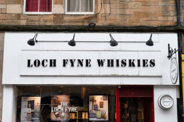 Edinburgh, İskoçya- 20 Kasım 2021 Edinburgh 'daki Loch Fyne Whiskies mağazası.