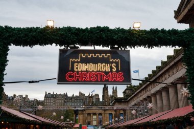 Edinburgh, İskoçya- 20 Kasım 2021: Edinburgh Noel pazarının ana girişi.
