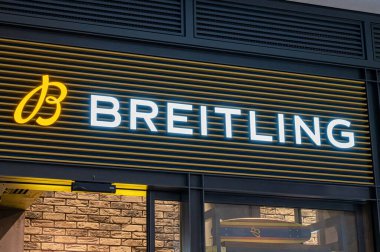 Edinburgh, İskoçya- 20 Kasım 2021: Edinburgh Breitling mağazası tabelası.