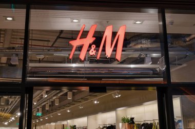 Edinburgh, İskoçya- 21 Kasım 2021: Edinburgh 'daki H & M mağazasının tabelası.