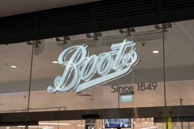 Edinburgh, İskoçya- 21 Kasım 2021: Edinburgh 'daki Boots mağazasının tabelası.