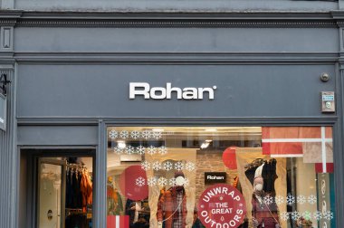Edinburgh, İskoçya- 21 Kasım 2021: Edinburgh 'daki Rohan giyim mağazasının tabelası.