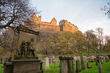 Edinburgh, İskoçya- 21 Kasım 2021: Edinburgh Kalesi 'ndeki mezarlık