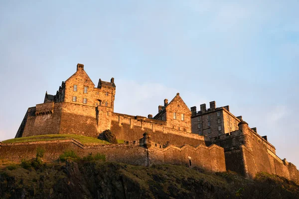 Edimburgo Escocia Nov 2021 Luz Del Sol Poniente Iluminando Castillo — Foto de Stock