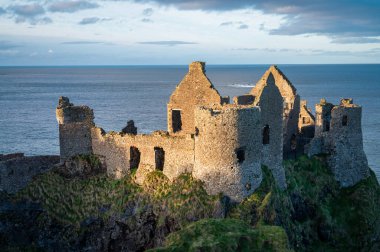 Kuzey İrlanda kıyısındaki uçurumun kenarındaki Dunluce Şatosu harabeleri.