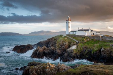 Kuzey Donegal 'deki Fanad Head Deniz Feneri' nde günbatımı İrellilerde maliyet