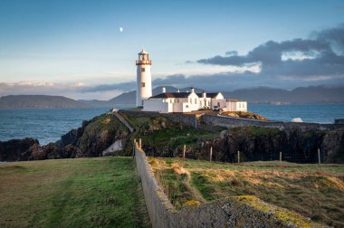 Kuzey Donegal 'deki Fanad Head Deniz Feneri' nde günbatımı İrellilerde maliyet