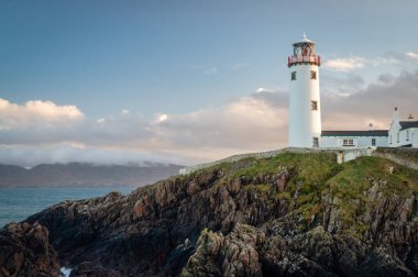 Kuzey Donegal 'deki Fanad Head Deniz Feneri' nde günbatımı İrlanda 'da maliyet
