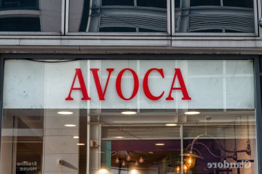 Belfast, UK- 19 Şubat 2022: Belfast şehir merkezindeki Avoca işareti.