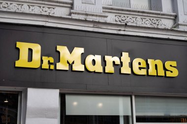Belfast, UK- 19 Şubat 2022: Belfast Kuzey İrlanda 'da Dr. Martens' in İşareti.