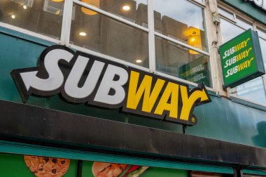 Belfast, UK- 19 Şubat 2022: Belfast Kuzey İrlanda 'daki KFC Restoranı.