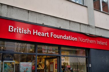 Belfast, UK- 19 Şubat 2022: Belfast Kuzey İrlanda 'daki British Heart Foundation mağazası.
