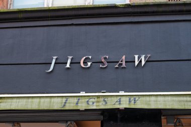 Belfast, UK- 21 Şubat 2022: Belfast Kuzey İrlanda 'daki Jigsaw giyim mağazasının tabelası.