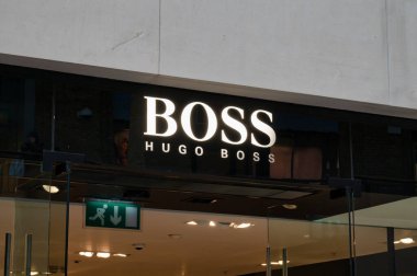 Belfast, UK- 21 Şubat 2022: Belfast Kuzey İrlanda 'daki Boss mağazasının tabelası.