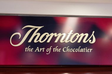 Belfast, UK- 21 Şubat 2022: Belfast Kuzey İrlanda 'daki Thorntons mağazasının tabelası.
