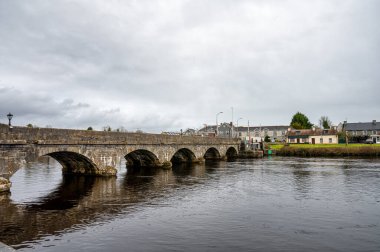Rooskey, İrlanda: 17 Mart 2022: İrlanda Shannon Nehri üzerindeki Rooskey taş köprüsü