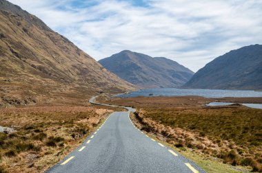 İrlanda 'nın Mayo ilçesindeki Doolough Vadisi' nden geçen dağ yolunu destekleyin.