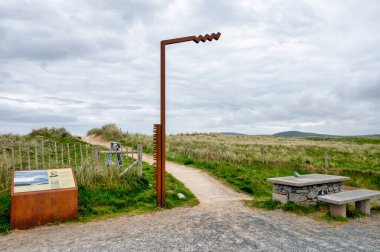 Ballyheirnan, Ireland- 2 Mayıs 2022; İrlanda Donegal, Ballyhiernan 'da Vahşi Atlantik Yolu işareti ve keşif noktası