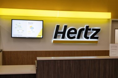 Gatwick Havaalanı, UK- 3 Mayıs 2022: Hertz araba kiralama masası Gatwick Havaalanı
