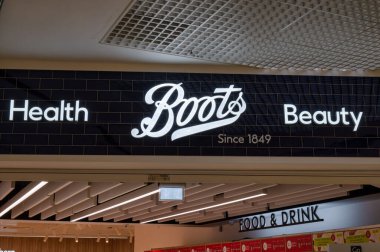 Belfast Uluslararası Havalimanı, Kuzey İrlanda - 3 Mayıs 2022 Belfast Uluslararası Havaalanı Boots Kimyacı işareti