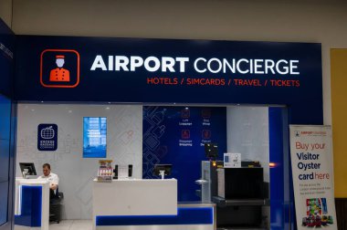 Gatwick Havaalanı, UK- 3 Mayıs 2022: Gatwick Havaalanı Kapıcı masası