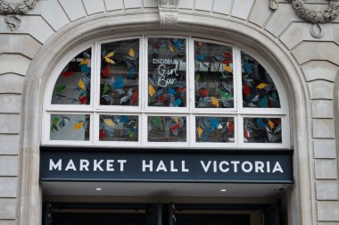 Londra, UK- 3 Mayıs 2022: Londra 'daki Pazar Salonu Victoria tabelası